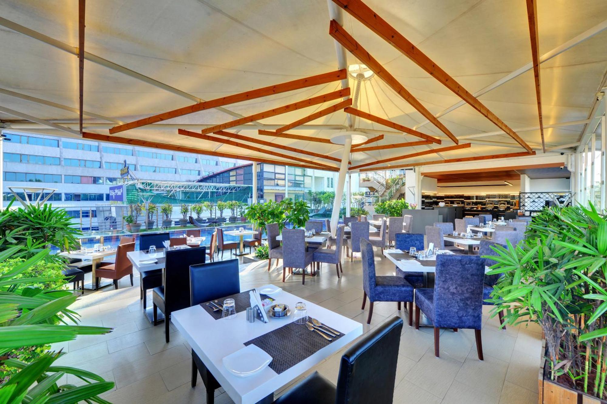 Iris The Business Hotel Бангалор Экстерьер фото