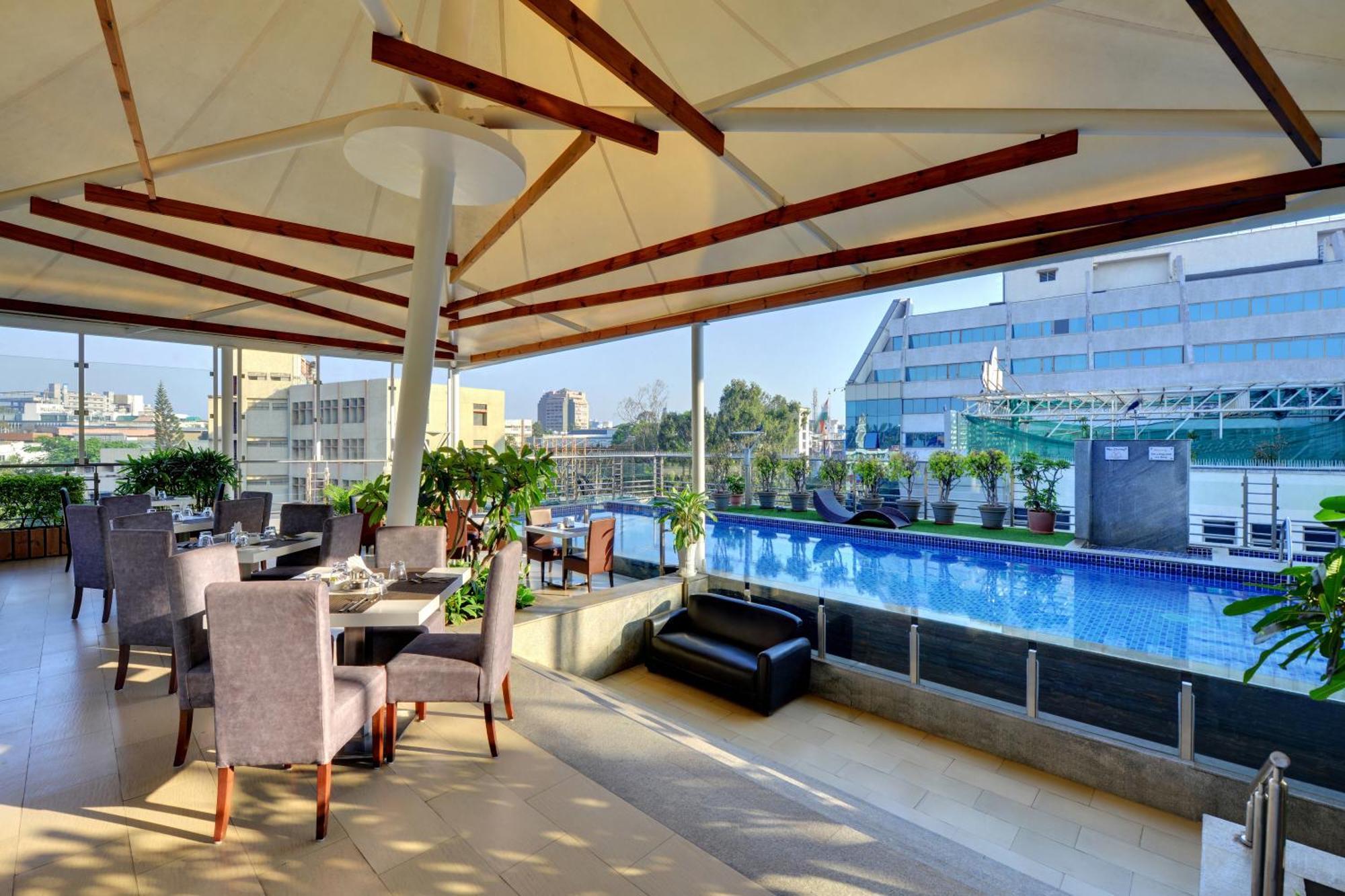 Iris The Business Hotel Бангалор Экстерьер фото