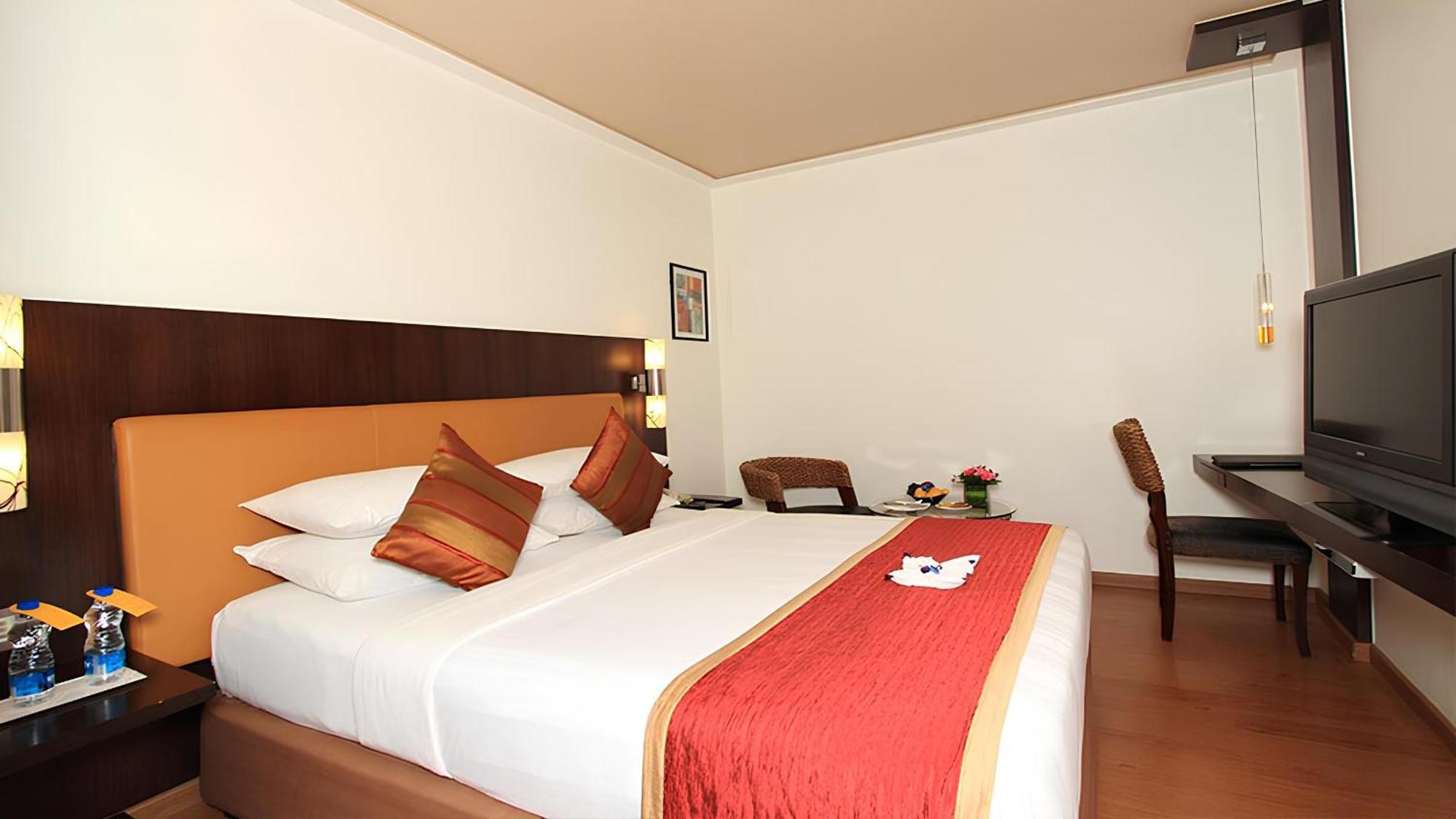 Iris The Business Hotel Бангалор Экстерьер фото