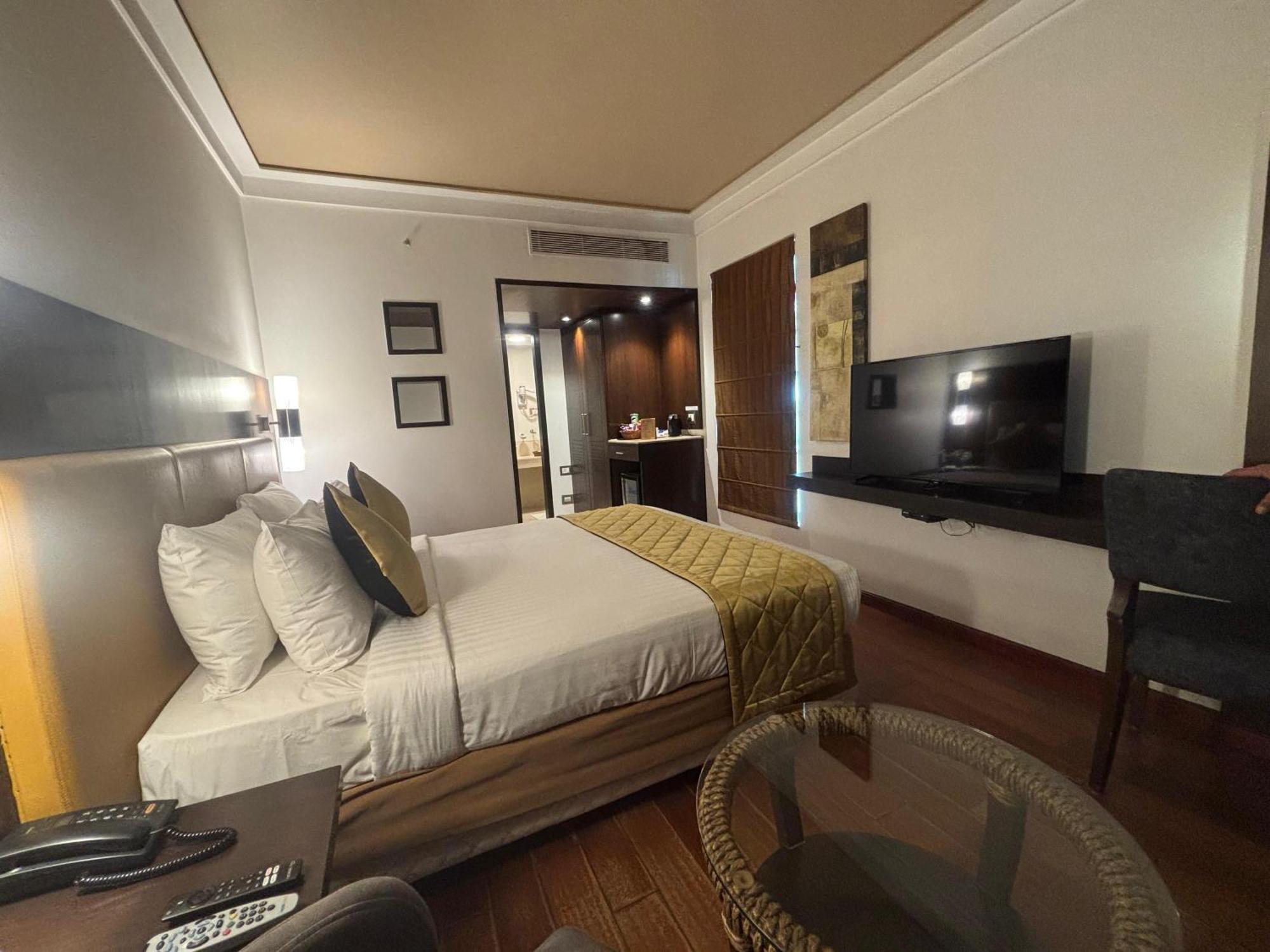 Iris The Business Hotel Бангалор Экстерьер фото
